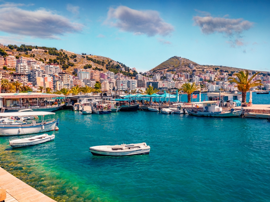 Albanien Rundreise Blick auf den Hafen von Saranda SRD