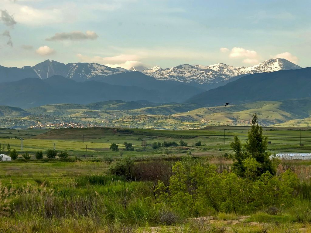 Bulgarien Blick über die weite Ebene mit schneebedeckten Bergen