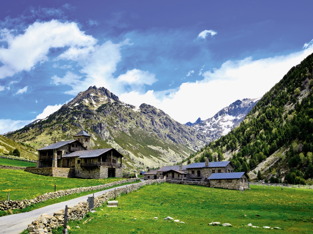 Andorra Kulturreise Höhepunkte Landschaft mit traditionellen Häusern SRD