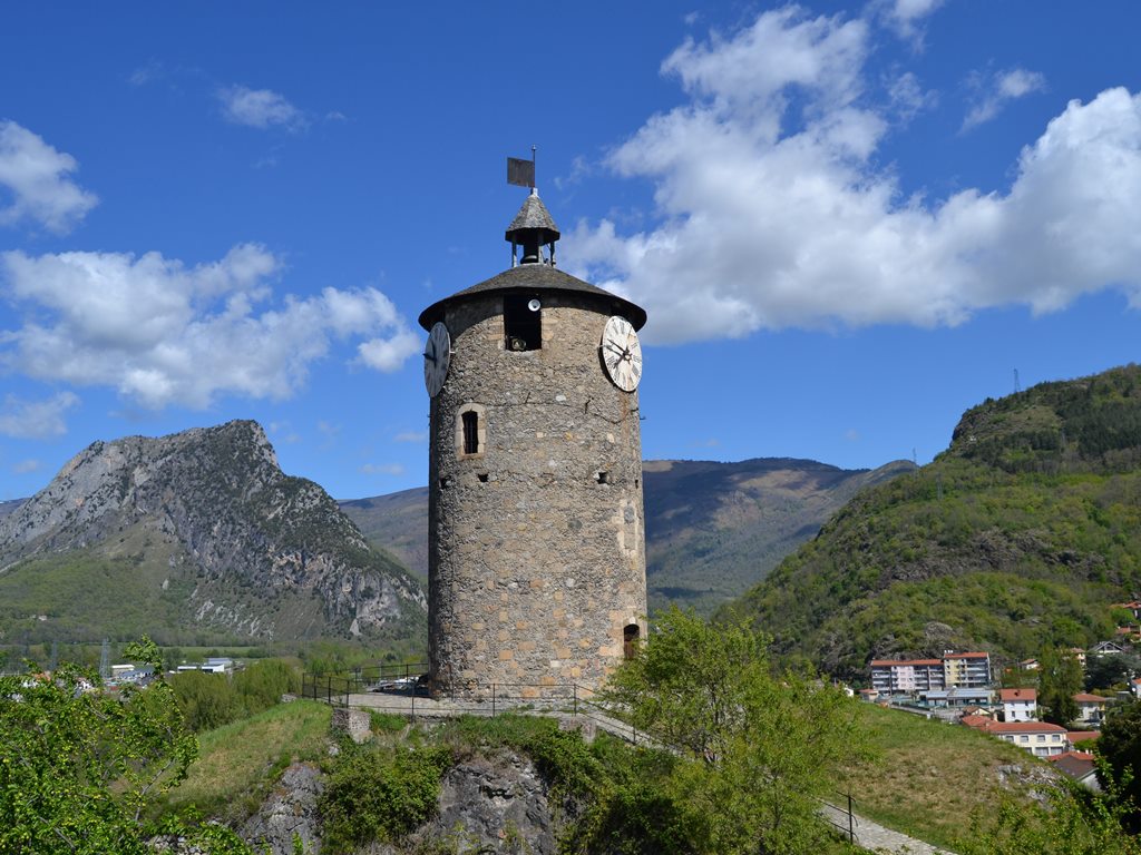 Andorra Kulturreise Höhepunkte Blick auf Turm in Tarascon-sur-Ariege SRD