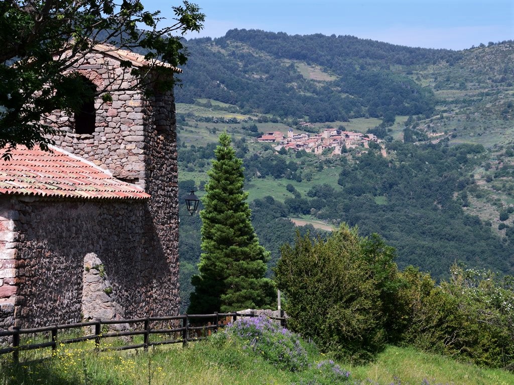 Andorra Kulturreise Höhepunkte Blick auf Kirche und Dorf SRD
