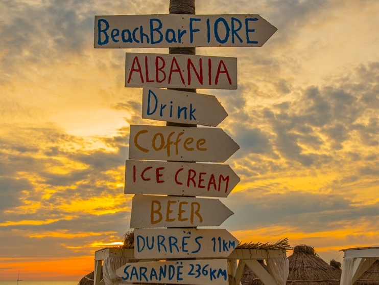 Albanien Erholen-Reise Schild am Strand SRD