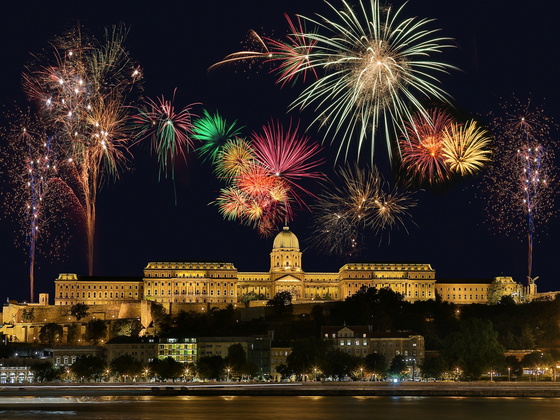 Budapest Städtereise Silvesterfeuerwerk über der Burg SRD