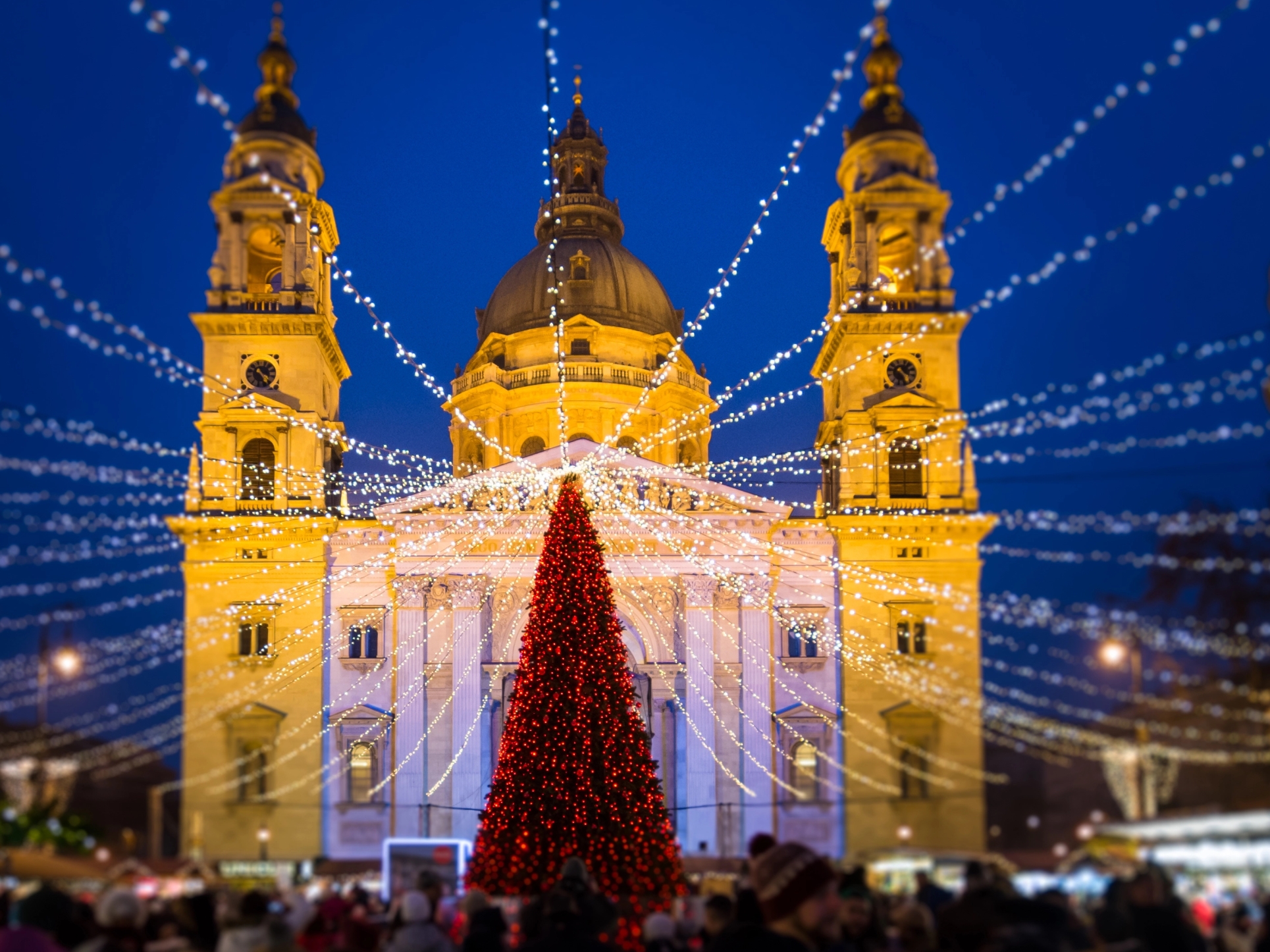 Budapest Städtereise Weihnachtsbaum vor St. Stephans Basilika SRD