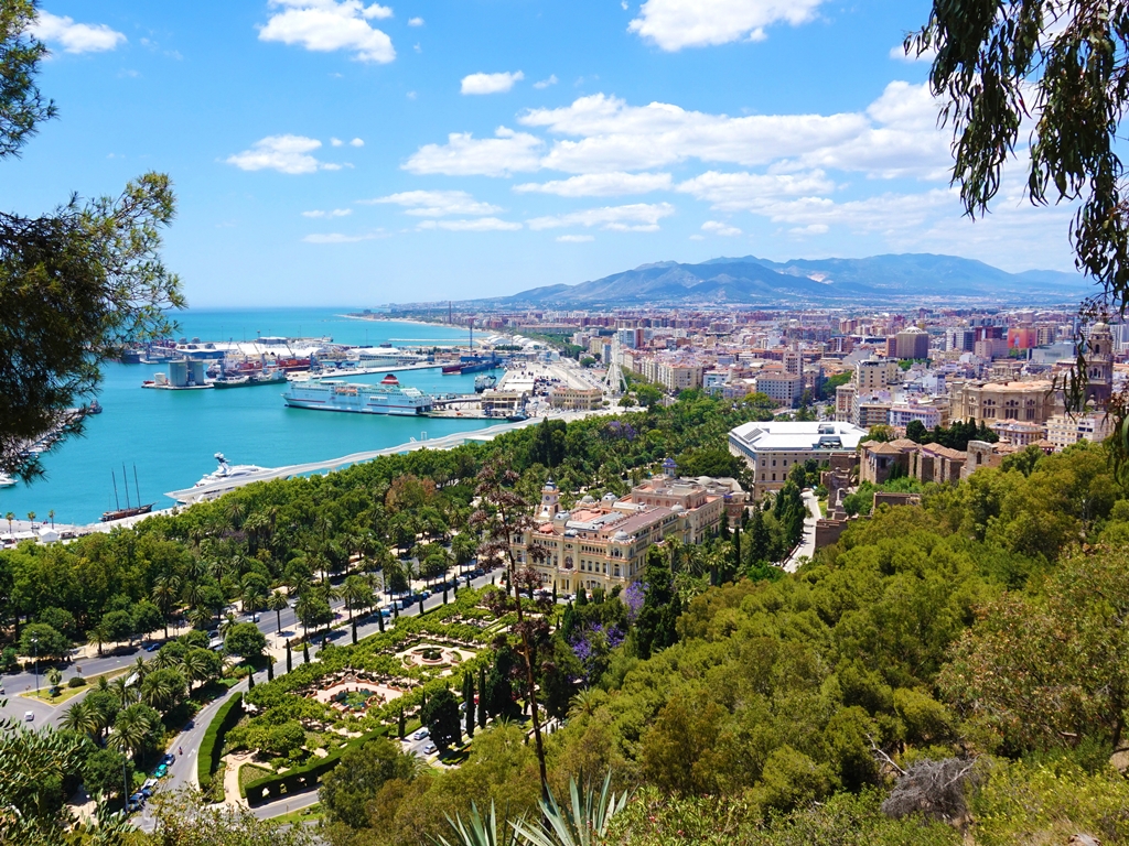 Malaga Städtereise Blick auf die Stadt mit Rathaus SRD