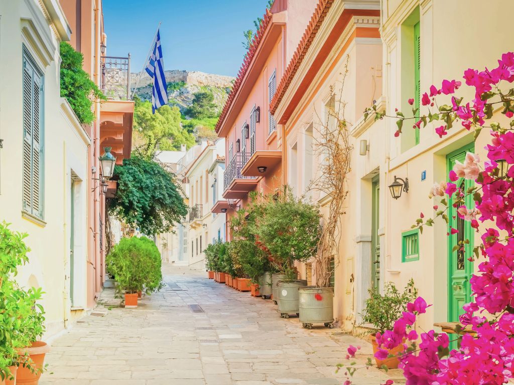 Attika Plaka Athen im Hintergrund ragt die Akropolis auf