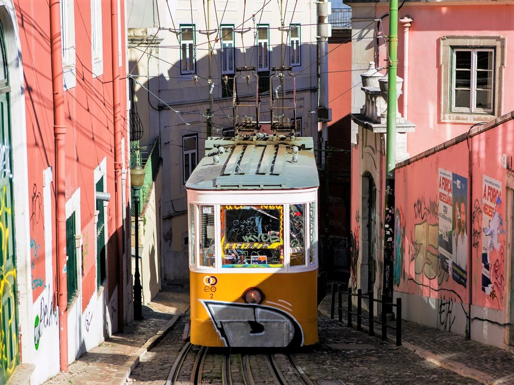 Lissabon Städtereise Straßenbahn in der Altstadt SRD