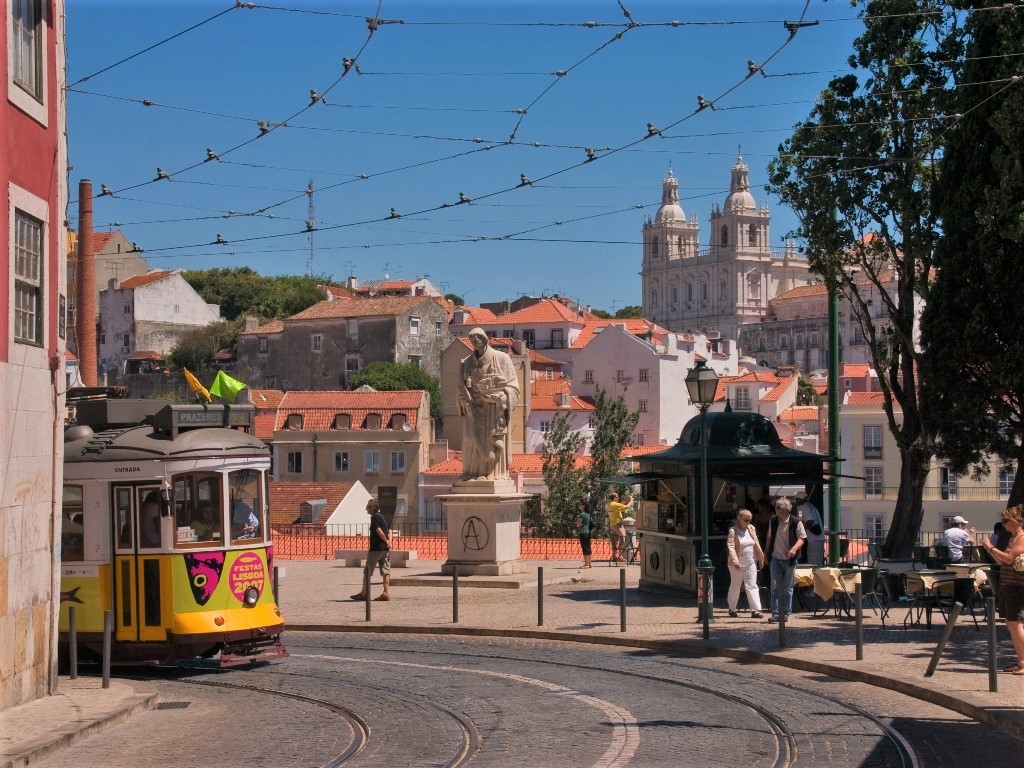 Lissabon Städtereise Fahrt mit der Straßenbahn SRD