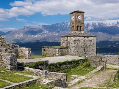 Albanien Rundreise Kirche mit Uhrturm in Gjirokastra