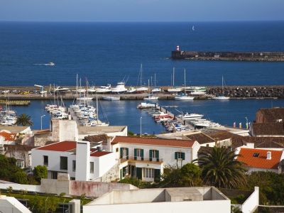Azoren der Hafen von Ponta Delgada mit Booten