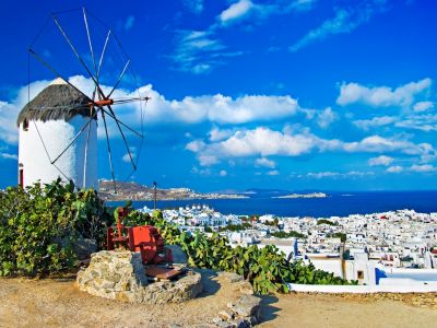 Kykladen BLick auf Windmühle, den Ort und das Meer auf Mykonos