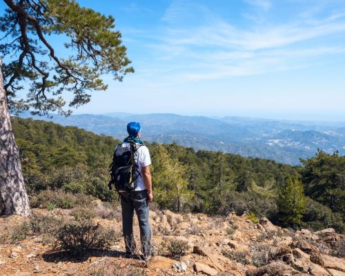 Zyperns Süden Wandern Wanderer blickt über die weite Landschaft