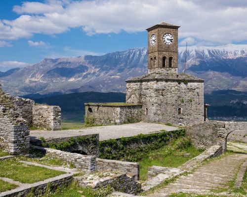 Albanien Rundreise Kirche mit Uhrturm in Gjirokastra