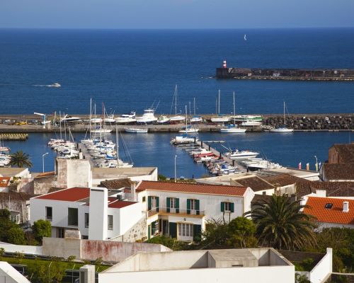 Azoren der Hafen von Ponta Delgada mit Booten