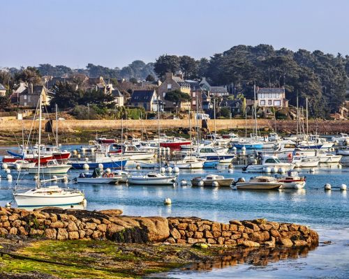 Bretagne Boote im Hafen von Ploumanach
