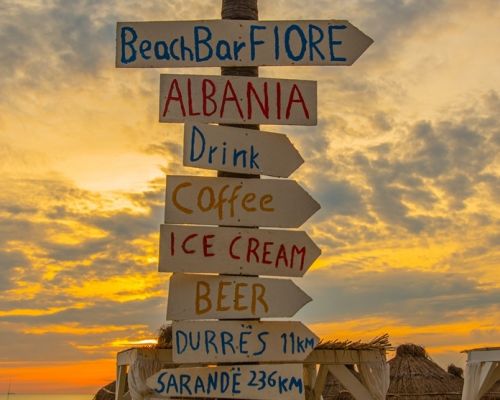 Albanien Erholen-Reise Schild am Strand SRD