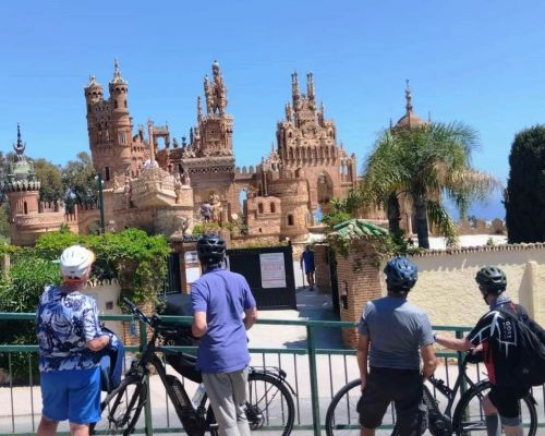 Andalusien E-Bike Fahrradfahrer vor dem Castillo de Colomares in Benalmadena