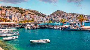 Albanien Rundreise Blick auf den Hafen von Saranda SRD