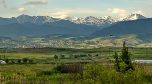 Bulgarien Blick über die weite Ebene mit schneebedeckten Bergen Bulgarien Blick über die weite Ebene mit schneebedeckten Bergen