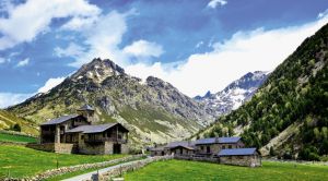 Andorra Kulturreise Höhepunkte Landschaft mit traditionellen Häusern SRD