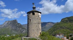 Andorra Kulturreise Höhepunkte Blick auf Turm in Tarascon-sur-Ariege SRD