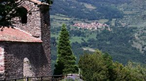 Andorra Kulturreise Höhepunkte Blick auf Kirche und Dorf SRD