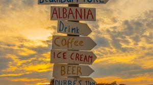 Albanien Erholen-Reise Schild am Strand SRD