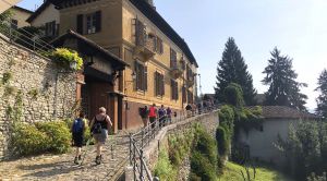 Piemont Rundreise Wanderer in Canelli Piemont Rundreise Wanderer in Canelli