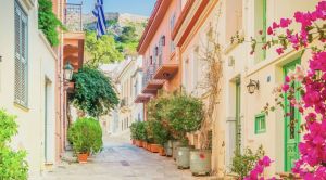 Attika Plaka Athen im Hintergrund ragt die Akropolis auf