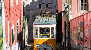 Lissabon Städtereise Straßenbahn in der Altstadt SRD