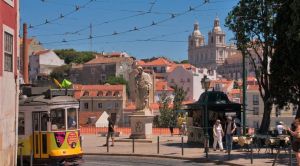 Lissabon Städtereise Fahrt mit der Straßenbahn SRD
